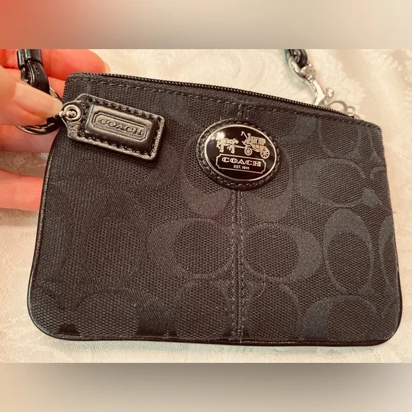 Coach Signature Wristlet Horse & Carriage, canvas with leather strap and hangtag - Picture 5 of 9